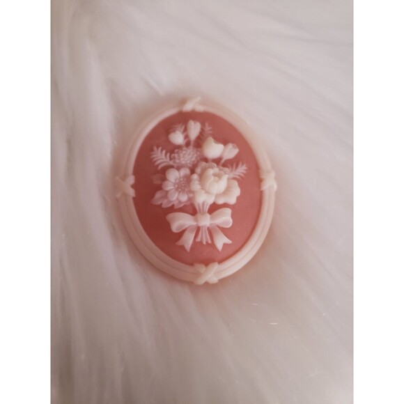 Vintage Avon - Cameo Oval Pin Brooch Burnt Orange Cream Floral Bouquet - Picture 1 of 2